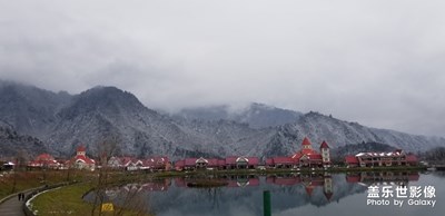 窗含西嶺千秋雪，門泊東吳萬里船。