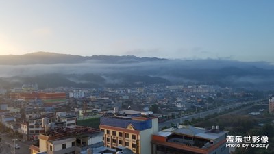 早晨云霧雨后第二天的早上。