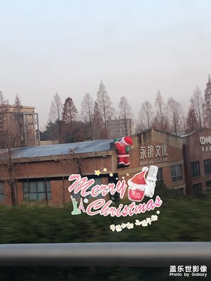 路上偶遇到的圣誕老人，祝大家圣誕快樂ヾ(●´?｀●)?哇
