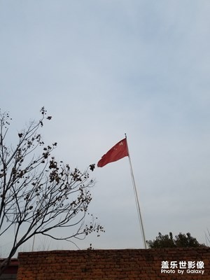 【五星紅旗迎風飄揚】
