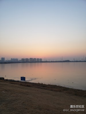 冬日，夕陽余輝映照西湖