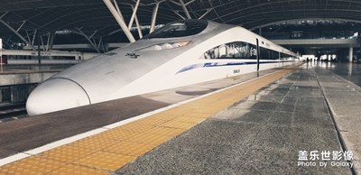 小火車載回了離家的我們，也載著我們?nèi)ミh(yuǎn)方追逐夢想?。?！