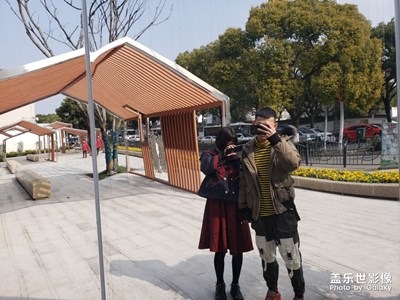 ：生活已經(jīng)很艱辛了，吃顆糖再往前走吧，希望前路，平安喜樂