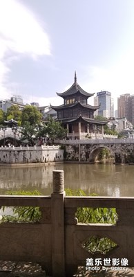 去甲秀樓看看。