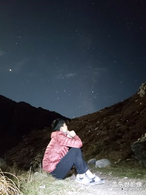 月圓前夜下的星空