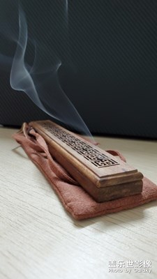 一爐沉香卷云舒，縷縷清香淡然閑適