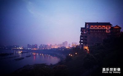 夜幕降臨，華燈初上。