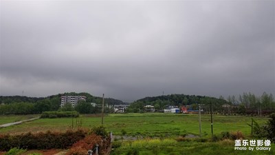 【在路上】+走在鄉(xiāng)村的小路上