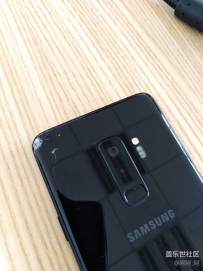 上月剛把屏幕摔碎，這個(gè)月又把背板玻璃摔碎了。難受?。?！