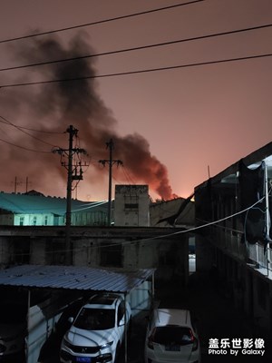 夜光也清晰，實(shí)拍油罐車(chē)大爆炸。