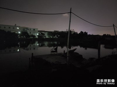 水是靜波平，卻有蛙聲聞。一椅空無人，只見城市光
