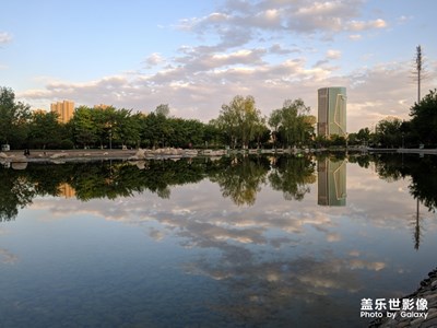 傍晚在十分小區(qū)邊上的帶狀公園，春意盎然，清雅別致