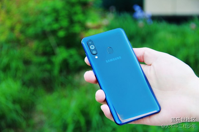 奇妙發(fā)聲屏 來(lái)自三星Galaxy A60元?dú)獍娴暮诳萍? title=