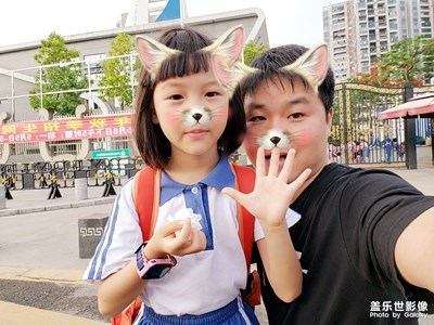 每周堅持送女兒去一次學校。