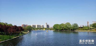 那時(shí)悠閑看河畔