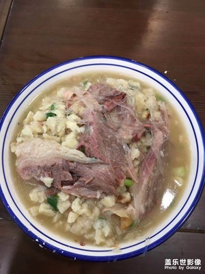 在西安就吃的硬核一些吧  牛肉泡饃就可以