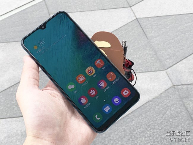 單手騷操作？Galaxy A40s給你上演