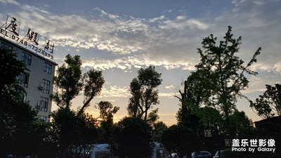夕陽、樹、小村莊…