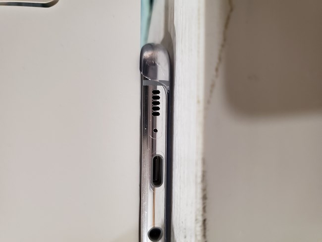 昨天剛收到的手機，下方喇叭口怎么是斜的。