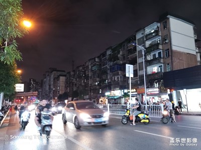 晚上騎車(chē)出去玩啦