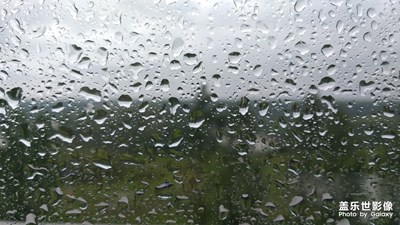 單位窗邊的雨滴，滴滴落落在窗上。