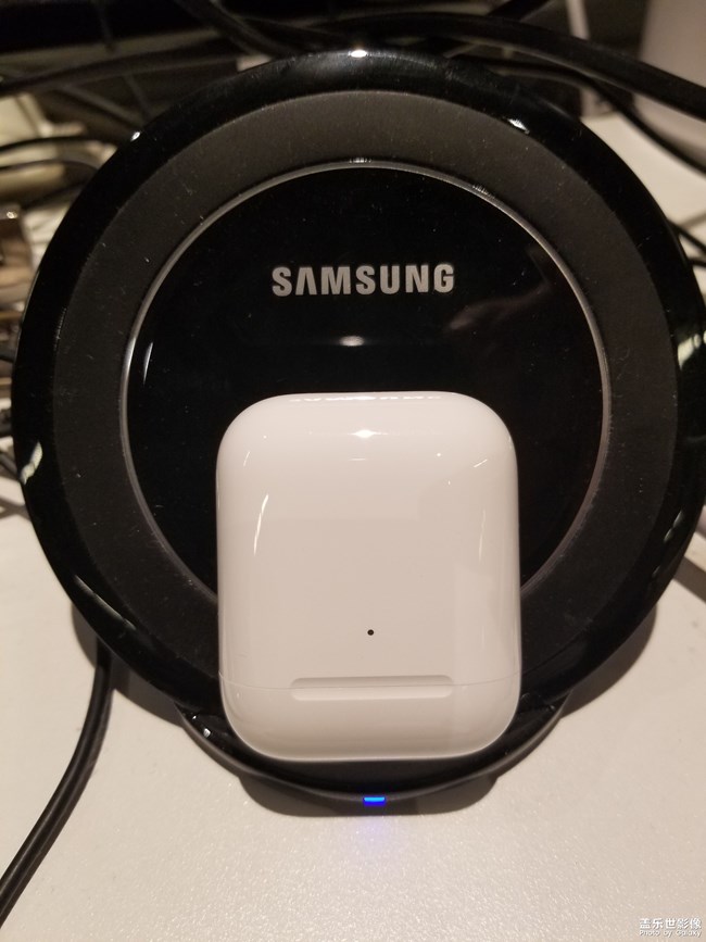 立式無線充電器怎么給耳機(jī)充電