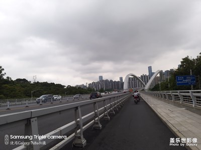 今天太陽(yáng)躲起來(lái)了，于是出去騎車(chē)?yán)??