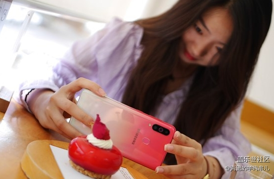 你更喜歡漸變撞色還是純色手機？