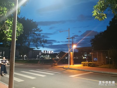 吃飽飯后遛一圈拍的云