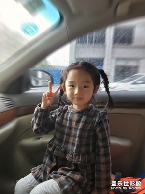 萌萌的小姑娘。