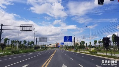 【盛夏光年】+騎行盛夏的成都市郫都區(qū)街頭