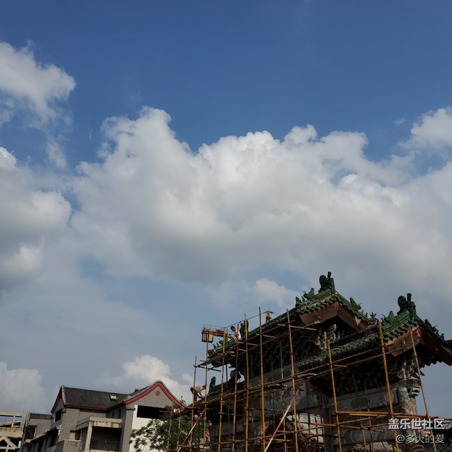 西安天氣比較熱出去吃個面然后拍拍鴿子和天空