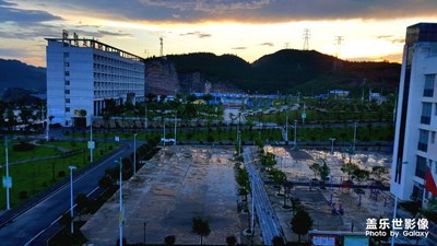 剛剛下完雨