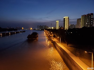 S10+随拍，夜景，京杭运河中的运沙船，哈哈