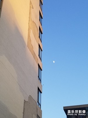 西安雨后的天空，日月同輝