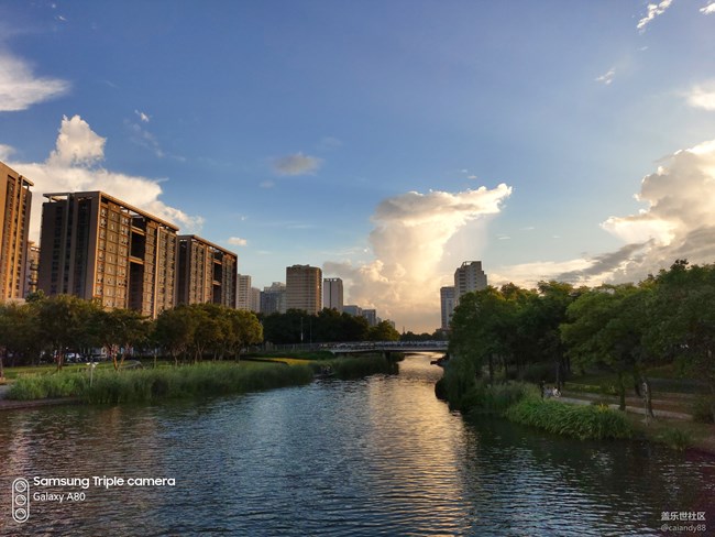 翻轉(zhuǎn)三攝加持 -Galaxy A80評測