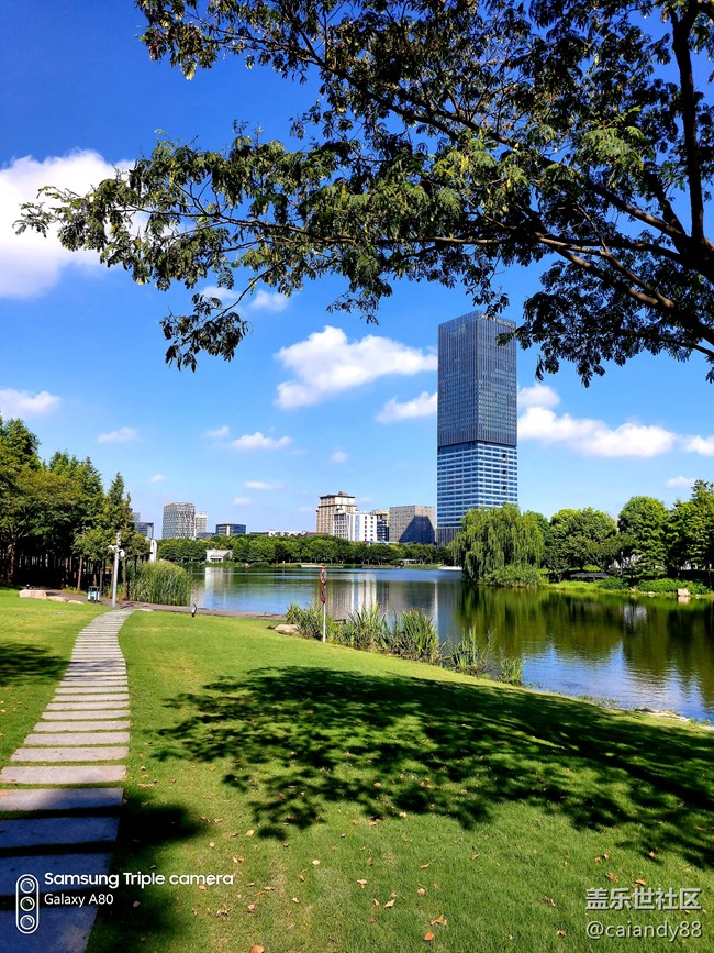 翻轉(zhuǎn)三攝加持 -Galaxy A80評測