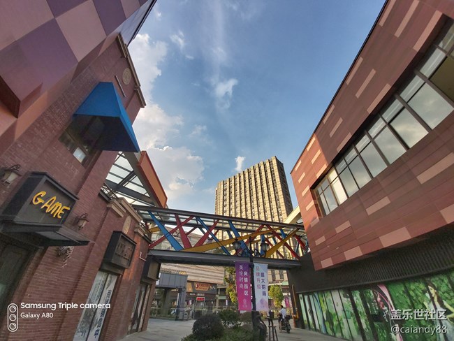 翻轉(zhuǎn)三攝加持 -Galaxy A80評測