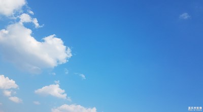 藍藍的天上白云飄