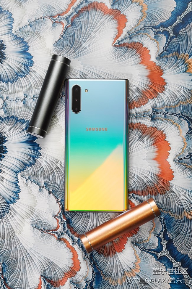 五彩斑斕，黑與白