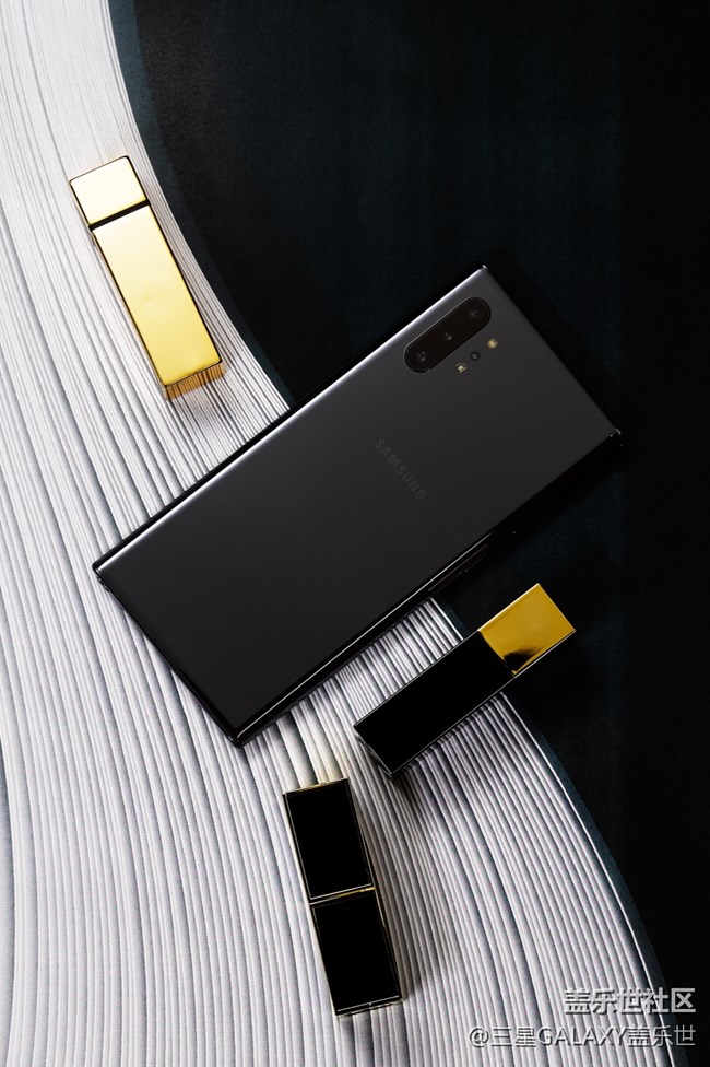 五彩斑斕，黑與白