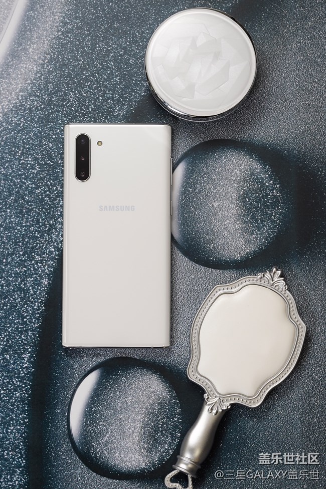 五彩斑斕，黑與白