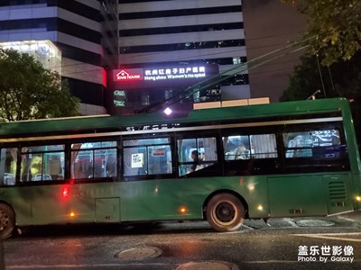 久違的無(wú)軌電車(chē)