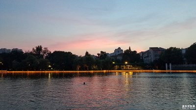 夜幕將臨的琥珀潭