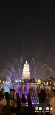 夜色雁塔，游人如織！