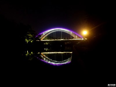夜晚中的橋