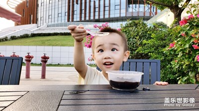 倆個(gè)人吃冰涼粉好開(kāi)心