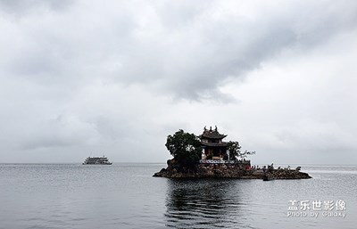 雨中游洱海