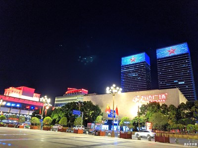 【夜色闌珊】+八一廣場(chǎng)國(guó)慶氣氛濃