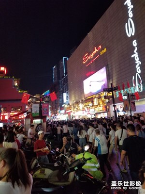 【歡度十一】+十幾萬(wàn)人擠馬路